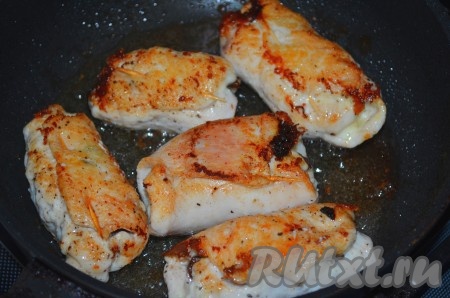 Перевернуть рулетики на другую сторону, жарить также 3-4 минуты. Затем огонь уменьшить, накрыть крышкой и жарить еще 5 минут. Можно переворачивать на другую сторону.
