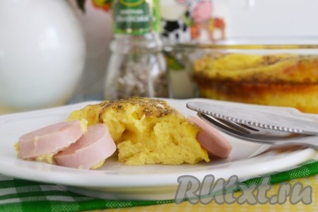 Пышный, ароматный и очень нежный омлет с сосисками, приготовленный в духовке, можно подавать на стол.

