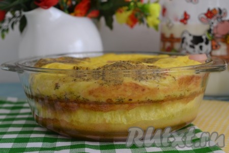 После выключения духовки, сразу вынимать форму не нужно, так как сильный перепад температур вызовет преждевременное опадение омлета.
