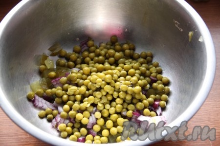 Добавить к соленым огурцам и луку консервированный горошек.
