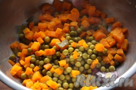 Морковь нарезать кубиками и добавить в миску.

