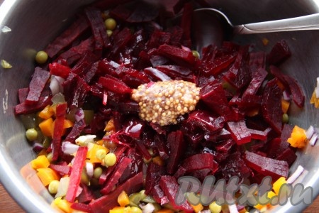 Заправить салат из свеклы, соленых огурцов и горошка уксусом, растительным маслом, горчицей, солью и перцем, хорошо перемешать. Дать салату настояться около двух часов.
