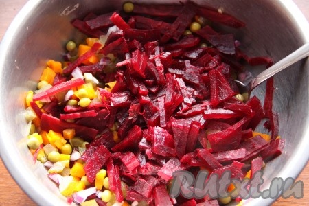 Нарезанную соломкой свеклу тоже выложить в салат.
