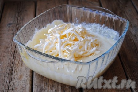 Холодное (но не замороженное) сливочное масло, натерев на крупной тёрке, добавить в творожную массу и перемешать.&nbsp;
