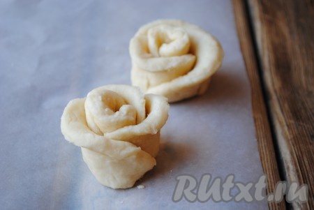 В результате из одного рулетика должно получиться 2 розочки из творожного теста. Снизу цветка тесто немного прижать, чтобы во время запекания "бутон" не развалился.&nbsp;