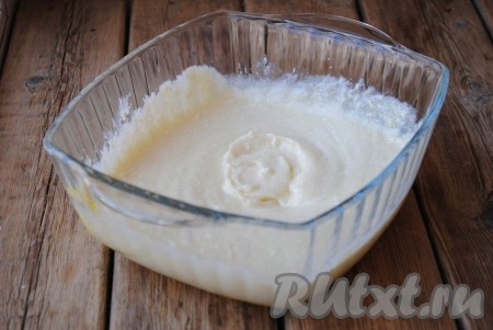 С помощью погружного блендера взбить творог с яйцами и сахаром до однородной массы. Соду погасить уксусом и добавить в получившуюся творожную массу.
