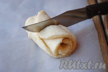 Затем рулетик разрезать пополам. 