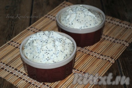 Поставить формы в разогретую духовку и запекать, примерно, 20-25 минут при температуре 180 градусов. Время запекания зависит от Вашей духовки. Если Вы любите запеканки с более золотистой корочкой, то время выпекания нужно увеличить. Творожная запеканка с маком получается нежнейшей, воздушной и очень вкусной.