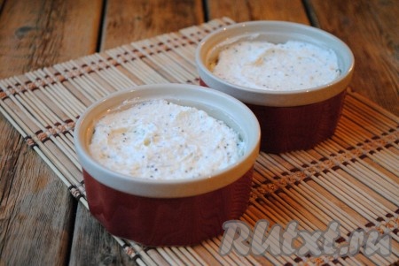 В жаропрочную форму для запекания, смазанную сливочным маслом, выложить творожную массу. Я выпекала в двух формочках объемом 200 мл.