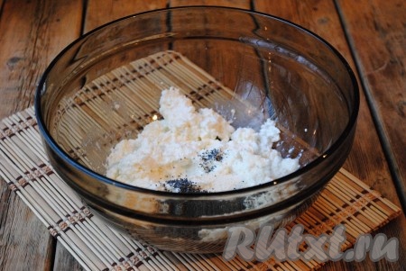 Мак промыть холодной водой, затем воду слить. Предварительно запаривать мак не нужно. В однородную творожную массу всыпать манную крупу и мак, ещё раз взбить блендером. Творожная масса должна получиться по консистенции, как густая сметана. 