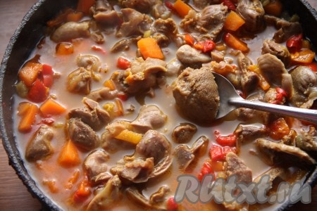 Полученную смесь отправить на сковороду к желудочкам с овощами и, постоянно перемешивая, довести на среднем огне до кипения, посолить, поперчить, затем накрыть сковороду крышкой и тушить на маленьком огне около 5 минут.

