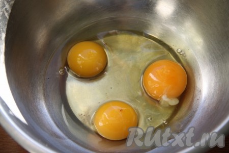 Яйца вбить в миску.