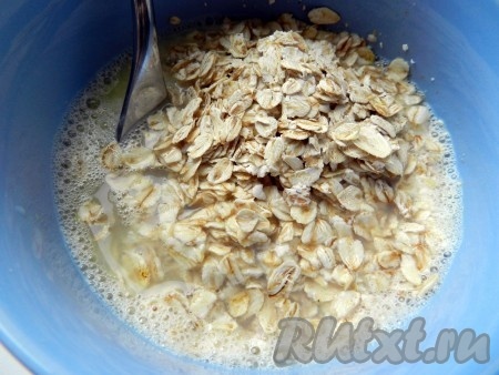 Яйцо разбить, добавить воду и взболтать вилкой. В получившуюся смесь добавить овсяные хлопья, размешать и оставить на 25-30 мин.