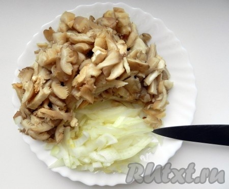 Вешенки и лук нарезать.