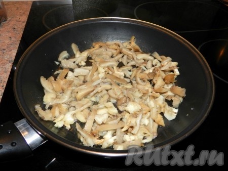 В сковороде разогреть масло, обжарить сначала вешенки, затем добавить лук.