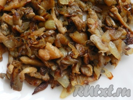 Обжарить грибы с луком до золотистого цвета. Грибная начинка для котлет готова.