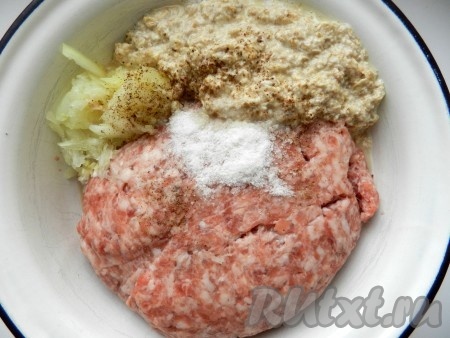 В мясной фарш добавить натертую на терке половинку луковицы, смесь овсянки с яйцом, соль и черный молотый перец.
