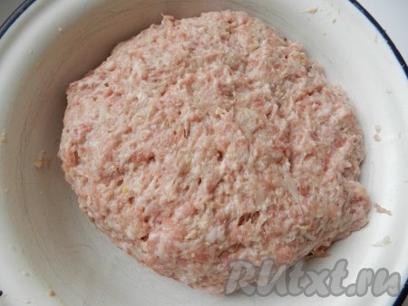 Тщательно вымесить фарш руками.
