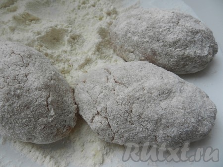 На тарелку насыпать муку и панировать котлеты.