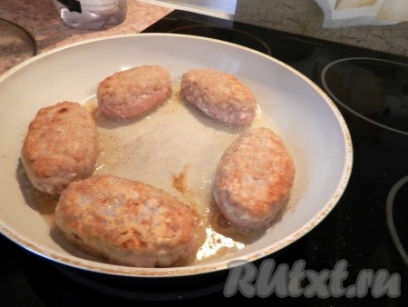 Обжарить котлеты на хорошо разогретом масле с двух сторон, затем довести до готовности под крышкой на маленьком огне.