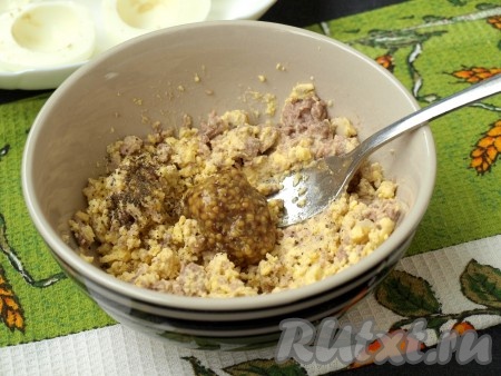 Полученную массу посолить и поперчить, добавить чайную ложку дижонской горчицы (можно добавить и больше, главное, чтобы полученная масса удовлетворяла ваши вкусы и была правильной консистенции).
