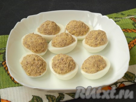 Наполнить полученной массой половинки яиц.
