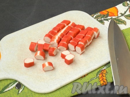 Крабовые палочки нарезать достаточно крупно (по желанию, пару штук оставить для украшения).