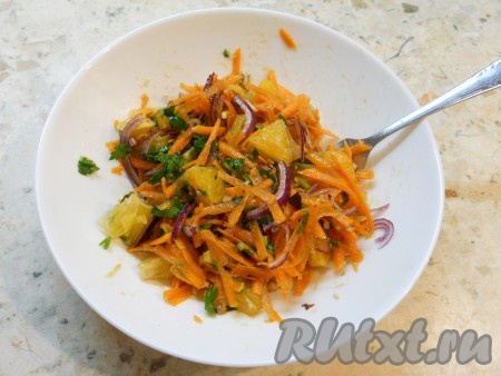 Салат полить получившейся заправкой и перемешать.
