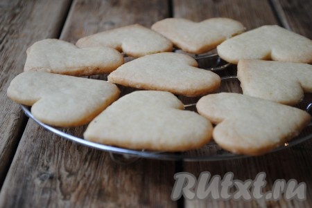 Отправить выпекаться в разогретую до 180 градусов духовку на 5-7 минут (до золотистого цвета). Время выпекания зависит от Вашей духовки. Готовые сердечки остудить на решётке.&nbsp;
