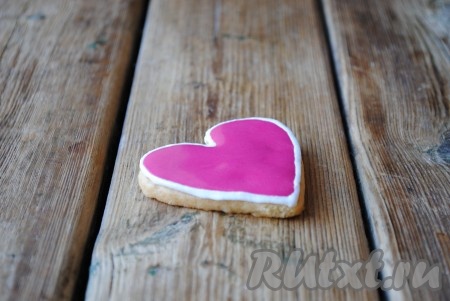 Затем залить всю площадь более жидкой глазурью (для того чтобы глазурь получилась более жидкой, в часть глазури, буквально по капле, можно добавить воду, доведя до нужной консистенции). По желанию в белковую глазурь можно добавлять пищевые красители. 