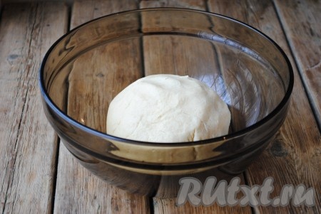 Количество муки нужно регулировать, тесто должно получиться однородным и мягким, но при этом не липким. Готовое тесто завернуть в пищевую плёнку и отправить на 30 минут в холодильник.&nbsp;
