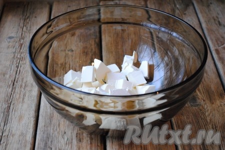 Сливочное масло комнатной температуры нарезать кубиками.&nbsp;
