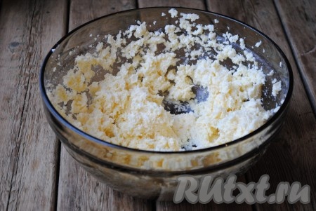 Ещё раз хорошо перемешать миксером получившуюся масляную смесь.&nbsp;
