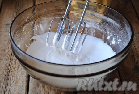 Затем взбить миксером на минимальной скорости в течение 2 минут.&nbsp;
