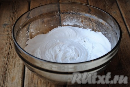 Влить лимонный сок и продолжить взбивать белковую глазурь ещё 3 минуты.
