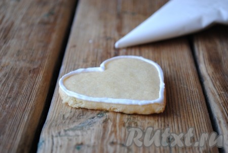 Сначала густой глазурью нужно прорисовать контур печенья. Подождать, пока она высохнет (это займёт около 5 минут).&nbsp;
