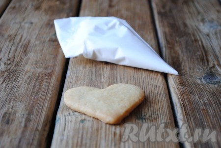 Белковая глазурь готова. Она получается довольно густой. Такая глазурь отлично подходит для прорисовки контуров. Для заливки всей поверхности печенья нужна более жидкая глазурь, её консистенцию нужно регулировать водой, добавляя, буквально, по капле и размешивая до желаемого результата. Готовой глазурью заполняем корнетик и украшаем наши "Валентинки".
