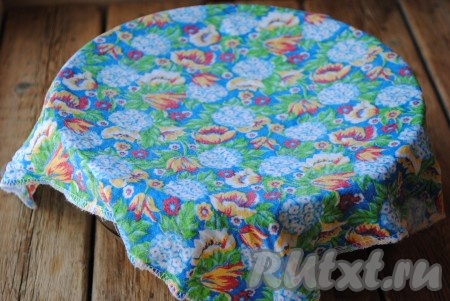 Полотенце намочить прохладной водой, выжать и влажным полотенцем накрыть миску с белковой глазурью, оставить на 10-15 минут.&nbsp;
