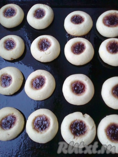 Выпекать в разогретой духовке при температуре 180 градусов около 10-15 минут (до слегка золотистого цвета). Не пересушите.
