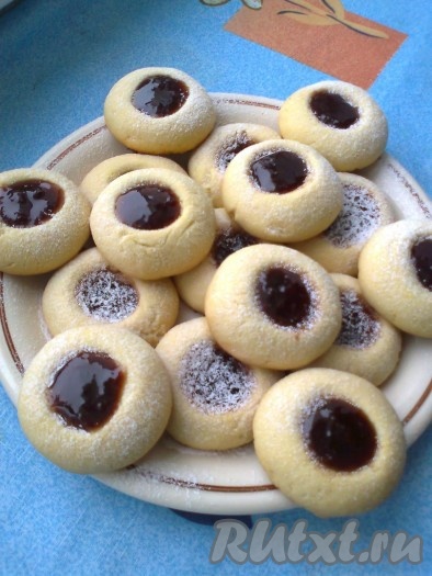 и посыпать сахарной пудрой. Можно сверху на каждое печенье добавить еще немного джема для украшения. Вот такое замечательное печенье получилось!
