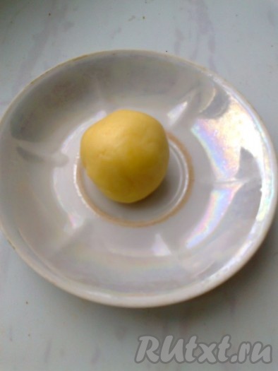 Накрыть посуду с тестом или завернуть тесто в пленку и положить в холодильник на 30 минут. По истечении времени из охлажденного теста скатать небольшие шарики (у меня весом 32 грамма)
