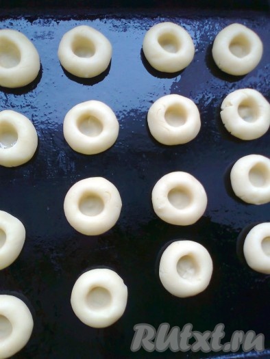 Выложить на противень (пергамент), смазанный растительным маслом.