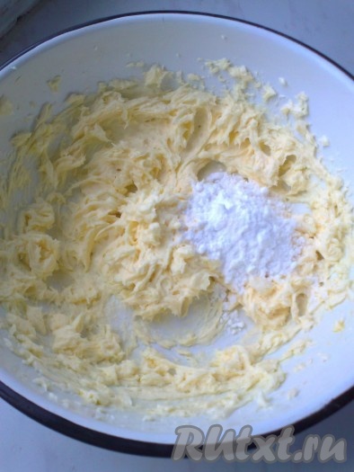 Всыпать разрыхлитель, ванилин или ванильный экстракт, соль, крахмал. Перемешать ложкой или лопаткой, или миксером.