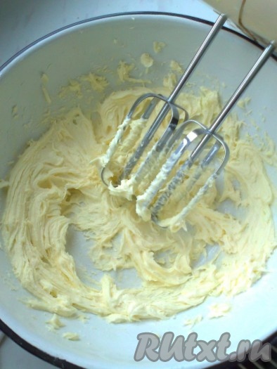 Для приготовления печенья "Глазки Ангела" необходимо сливочное масло комнатной температуры взбить миксером с сахарной пудрой,
