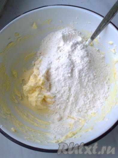 Добавить муку и перемешать ложкой или лопаткой, муки может понадобиться больше или меньше.
