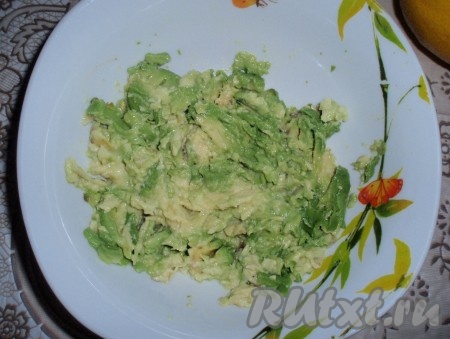 Авокадо очистить от кожицы, удалить косточку. Размять авокадо вилкой (желательно использовать мягкий, спелый авокадо), полить соком лимона, перемешать.