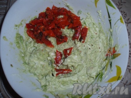 Посолить, поперчить, добавить измельченный чеснок и мелко нарезанные вяленые помидоры. Мелко порубить зелень, добавить в блюдо.
