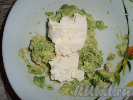 Добавить сливочный сыр и вновь перемешать.