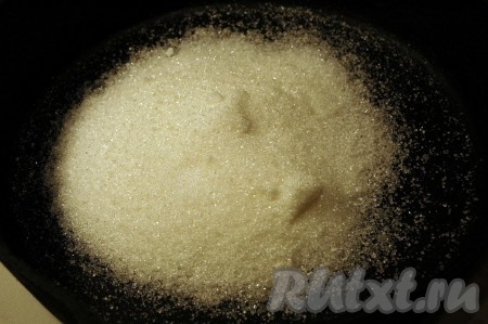 Пол стакага сахара высыпать на сковороду. 