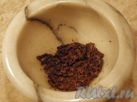 Гвоздику смолоть в ступке до состояния порошка.